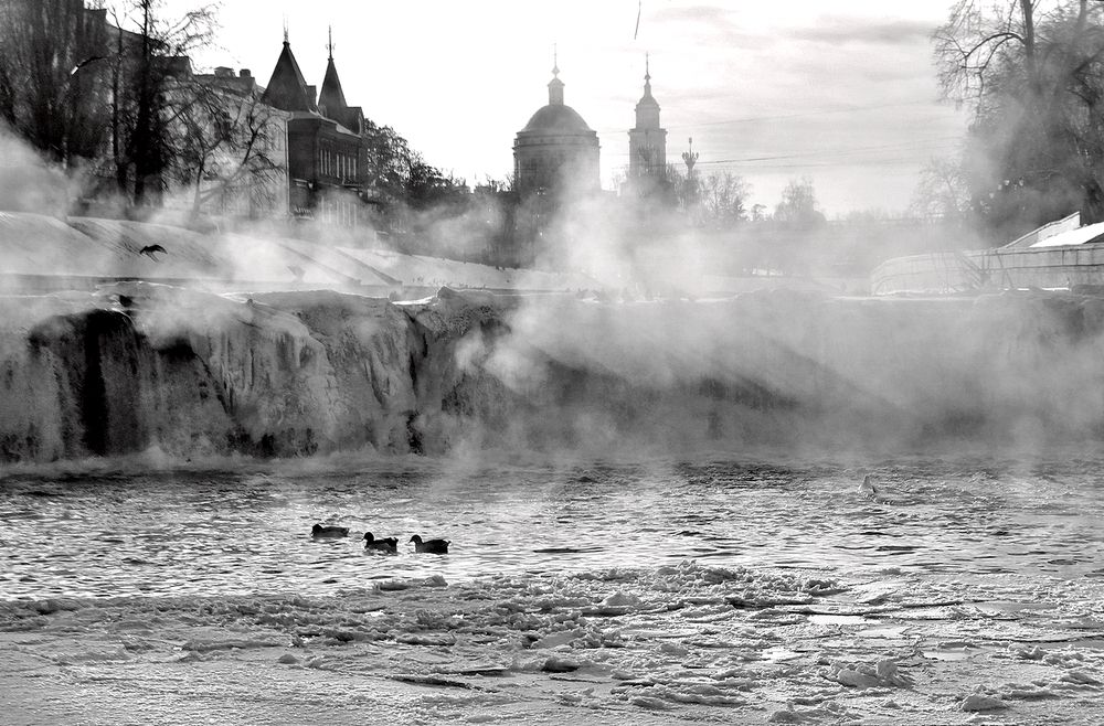 В морозный день река парит