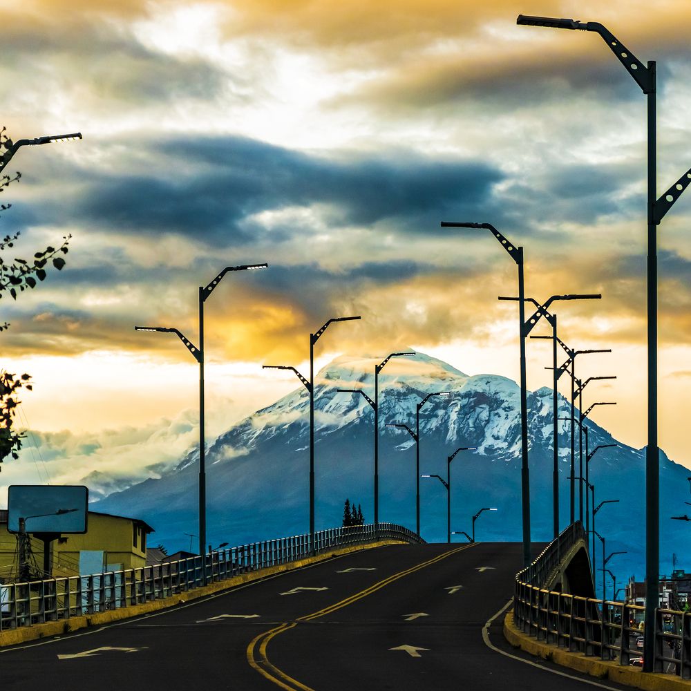 Ciudad de Riobamba con vista del nevado Chimborazo