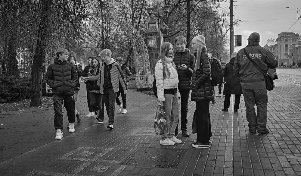 На этой остановке всегда оживленно