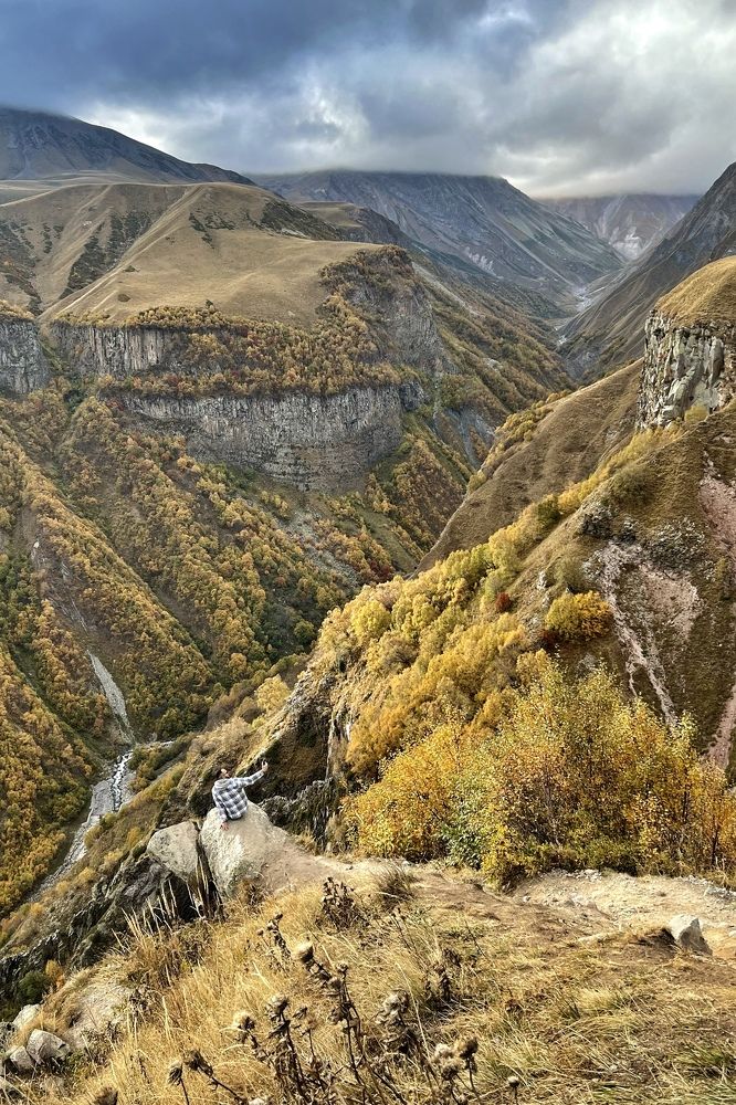 Селфи в горном ущелье.