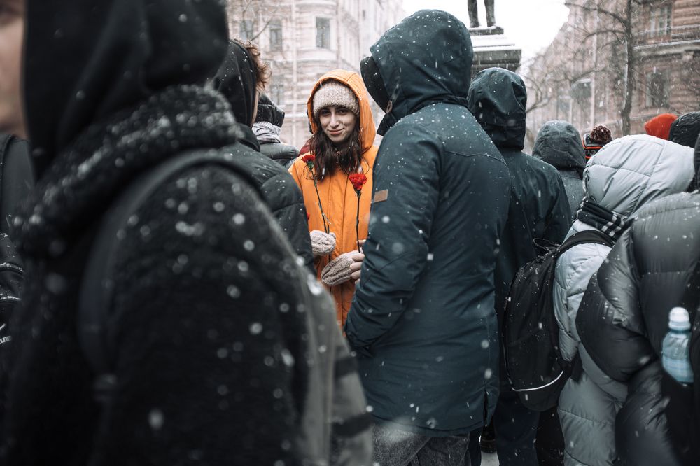 Среди темноты