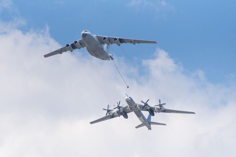 Дозаправка в воздухе. Ил 78МК-90А и Ту 95МС.