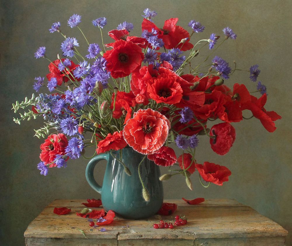 Раскрылись маки поутру