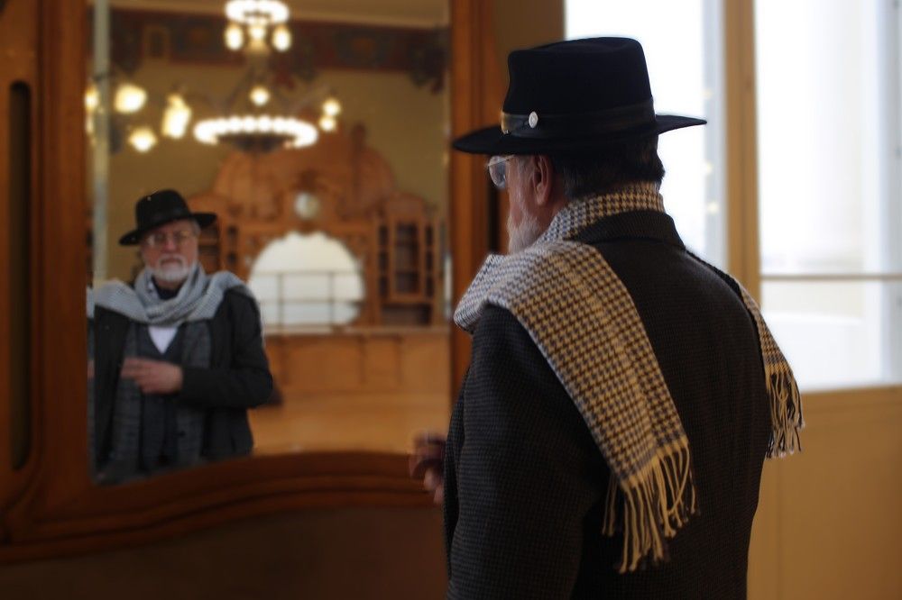 Денди со спутницей на Витебском Вокзале