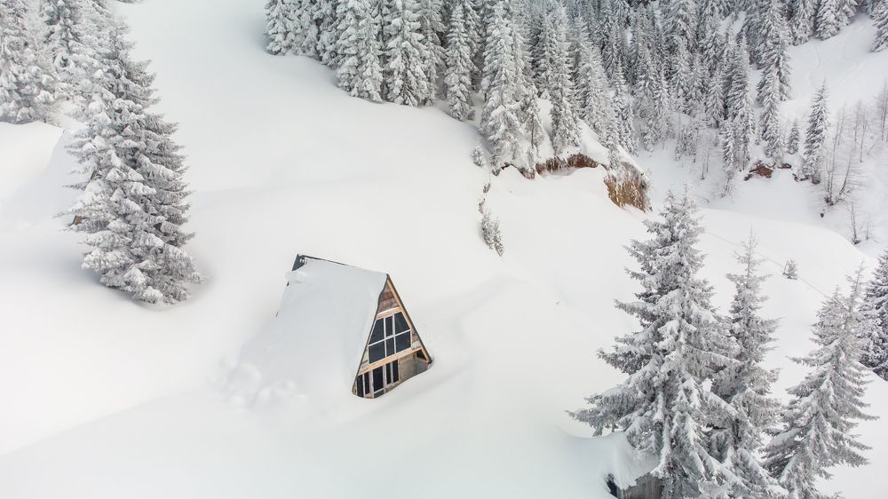 Деревня в снежных горах