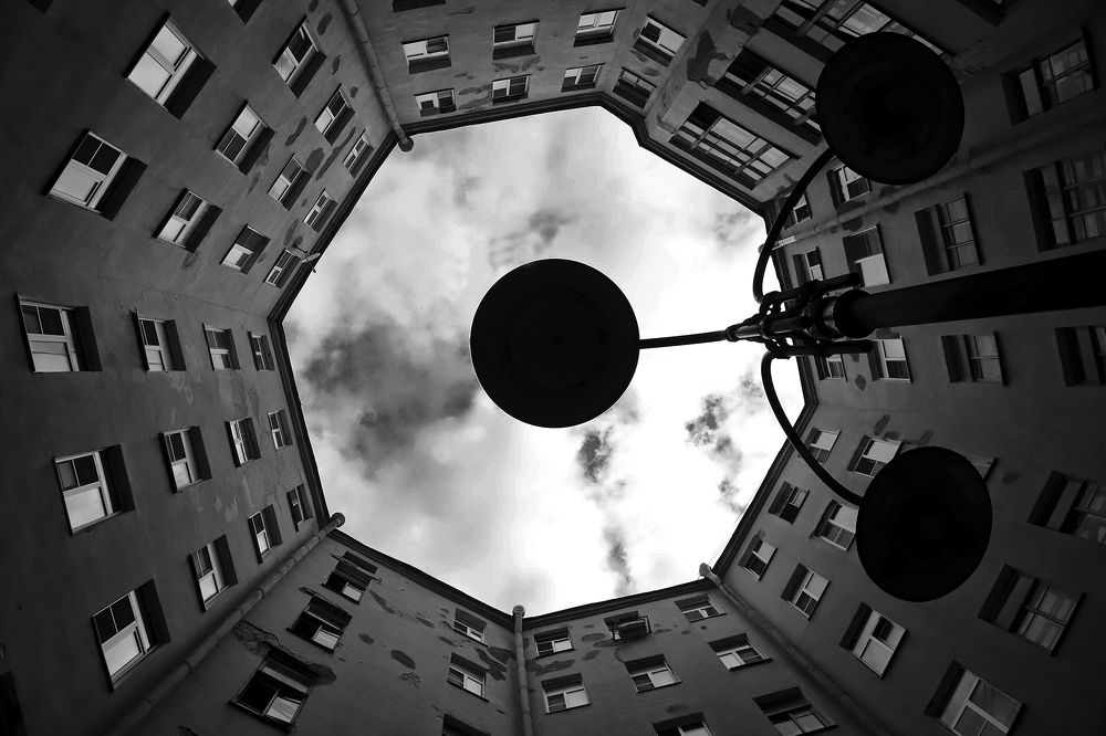 Двор-восьмиугольник на малом проспекте Петроградской стороны в Санкт-Петербурге