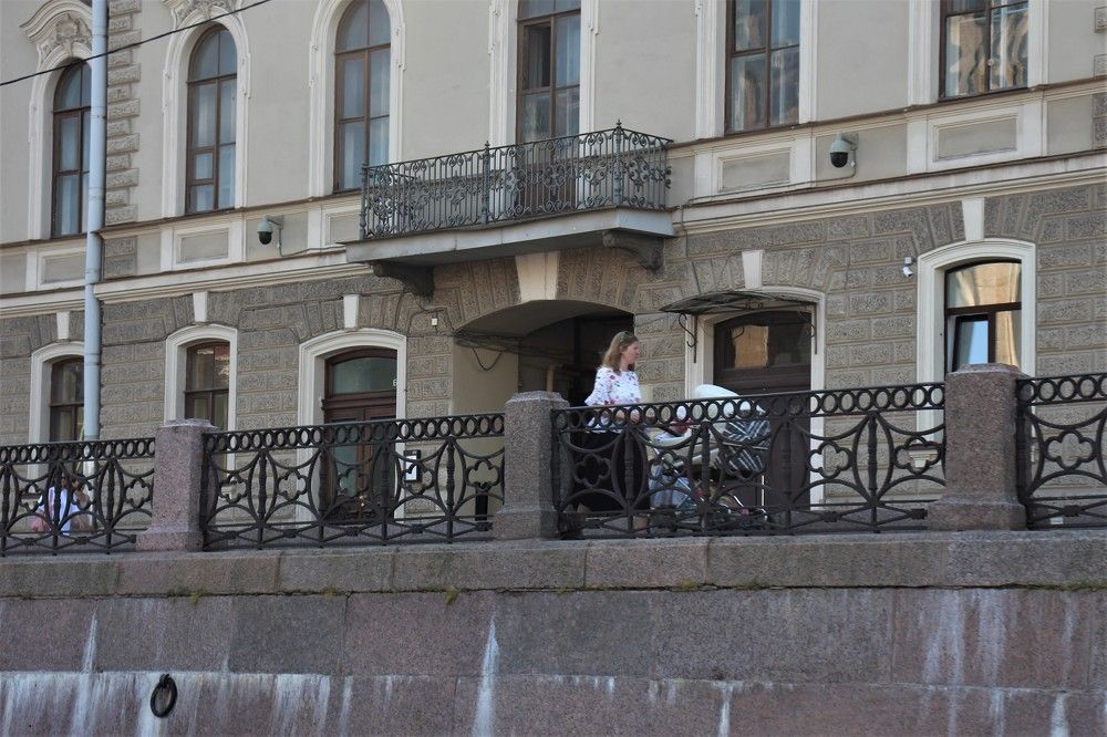 люди на набережных города