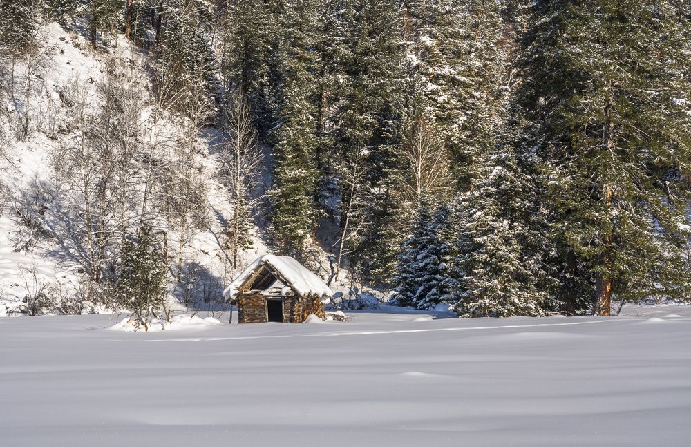 Заброшенный домик под горой