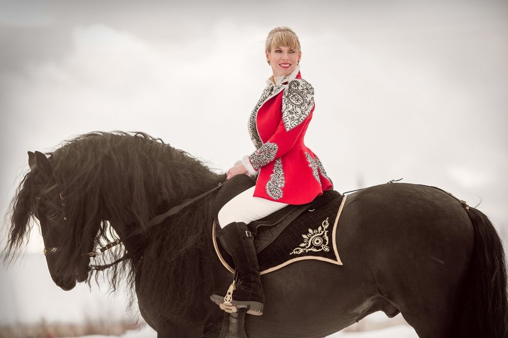 Аня и фризский жеребец Юлий Цезарь