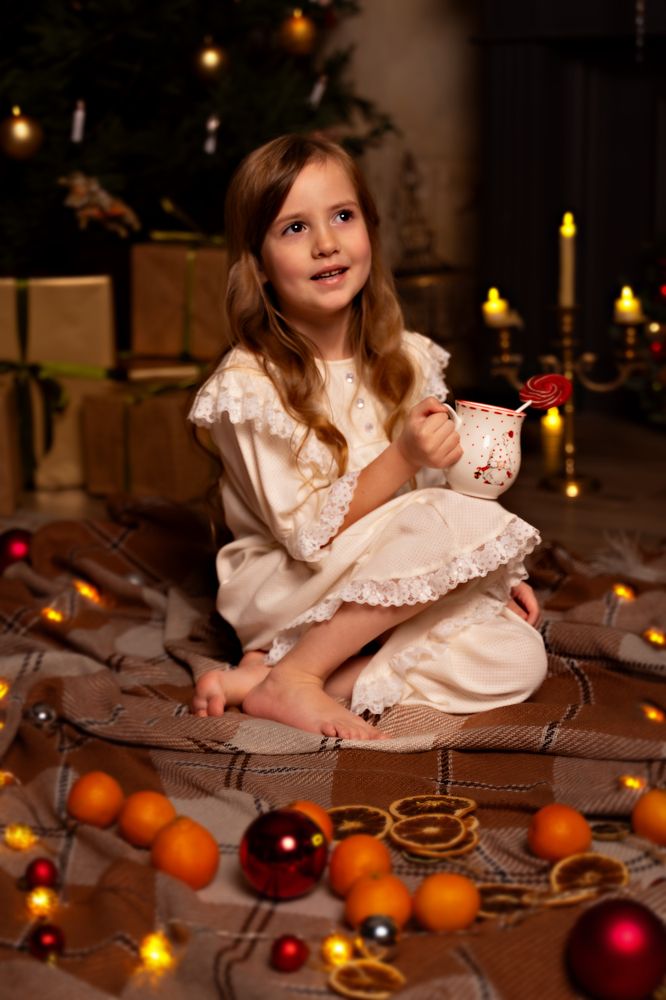 Маленький ангел в ожидании Рождества