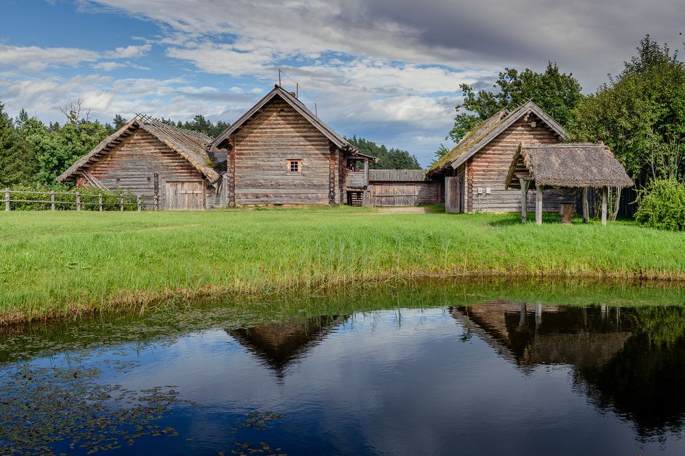 Летний деревенский пейзаж с отражением