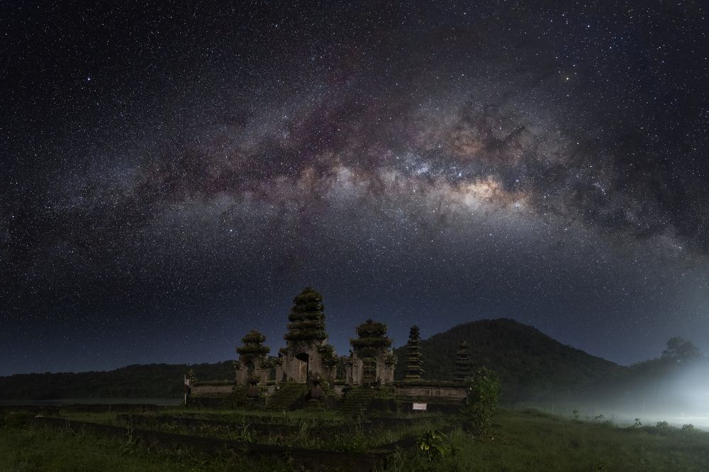 tamblingan temple at night