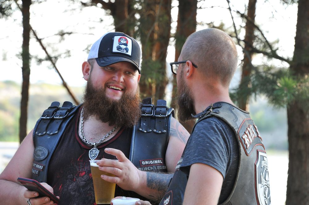 На стоянке (из серии "Мотоклубы")