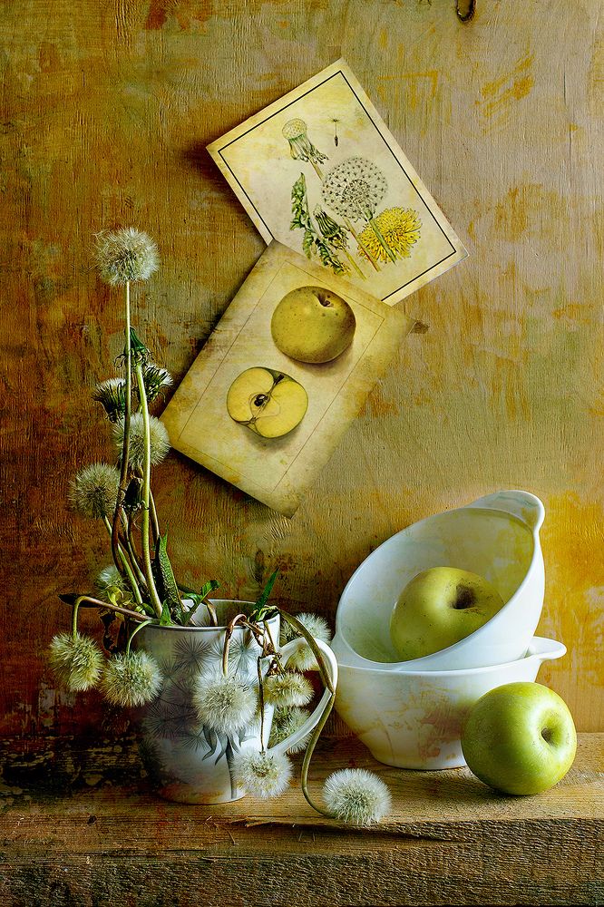 Букет одуванчиков и яблоки