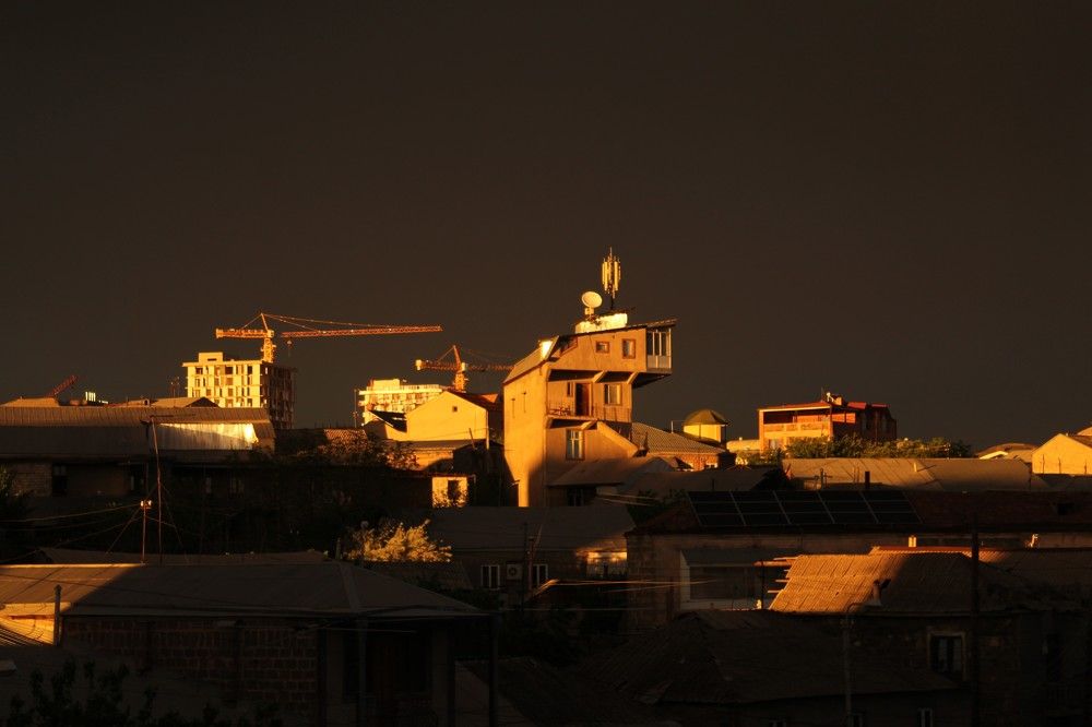 Светившие дома при грозовых облаках