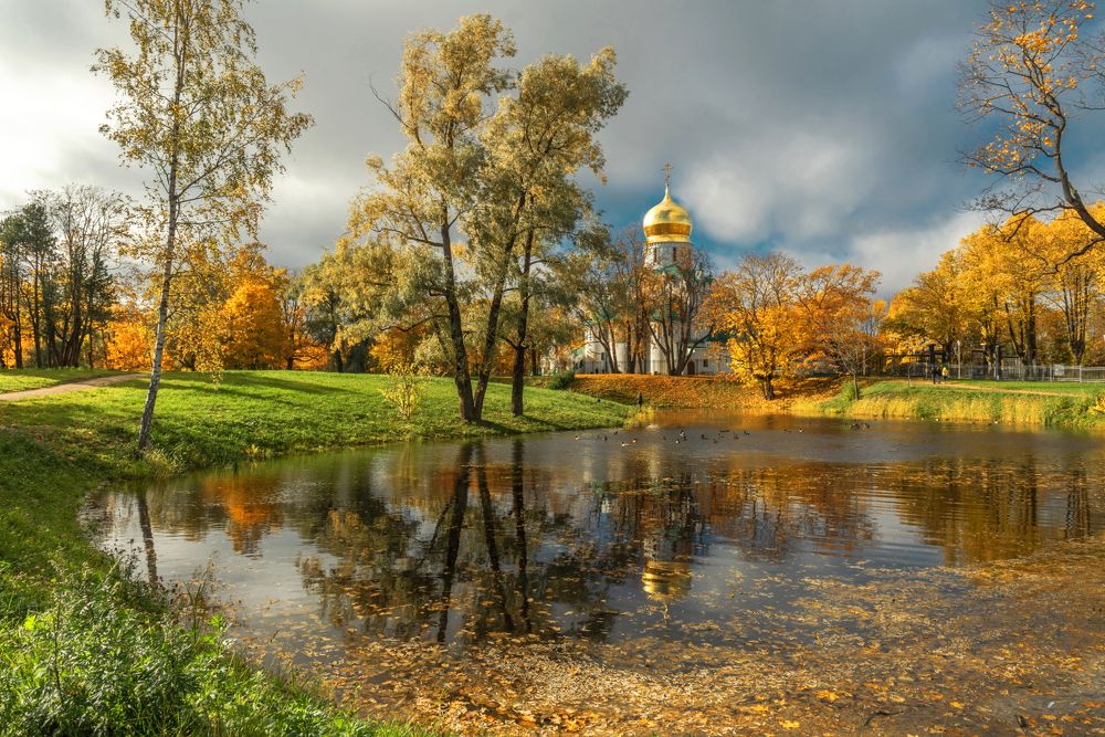 Осенний Фермский парк. Собор Феодоровской иконы Божией Матери.