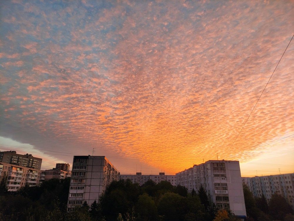 Взрывной рассвет в городе.