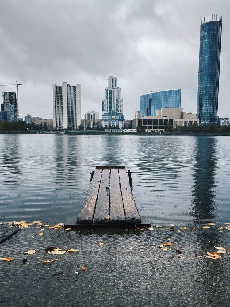 Деревянный причал перед мегаполисом