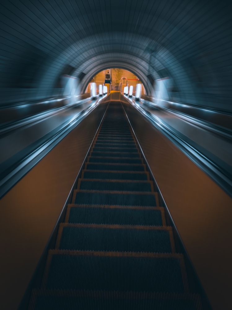 Спуск в метро по эскалатору