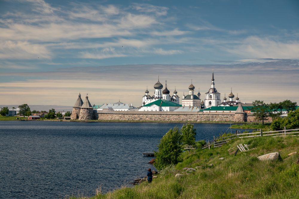 Двухслойные облака на Соловецким монастырем