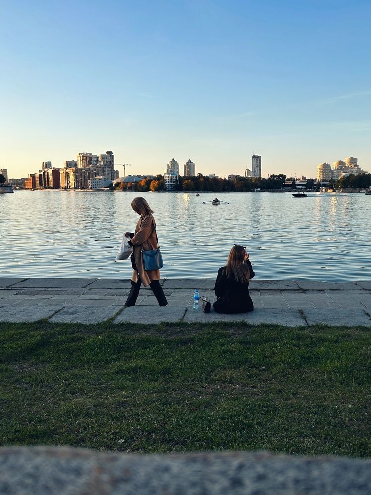 Две девушки перед прудом