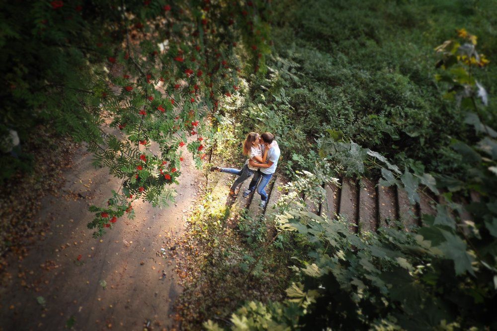 Поцелуй на лестнице.