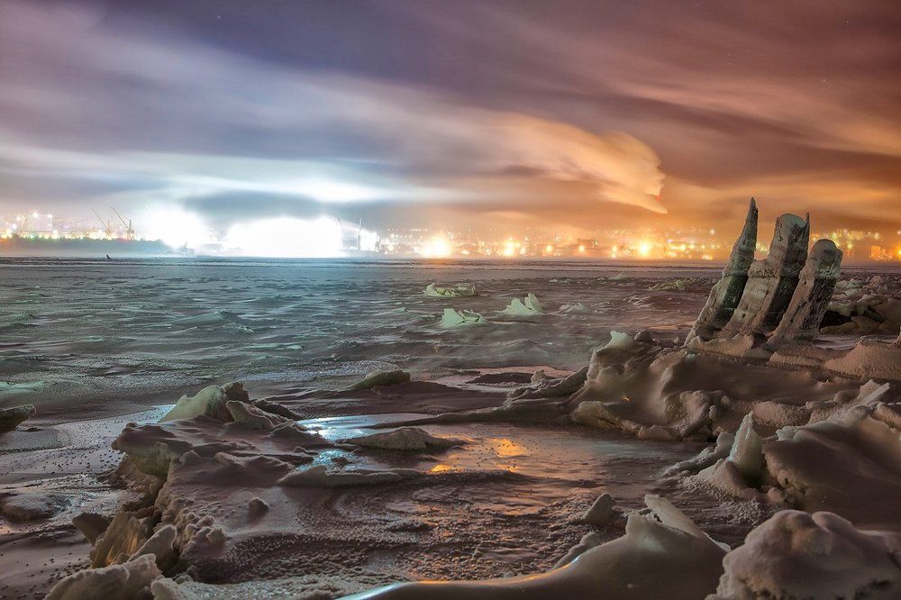 Под тенью нависающих над брегом сугробов и кустов, Стоял закованный во льдах... корабля остов...