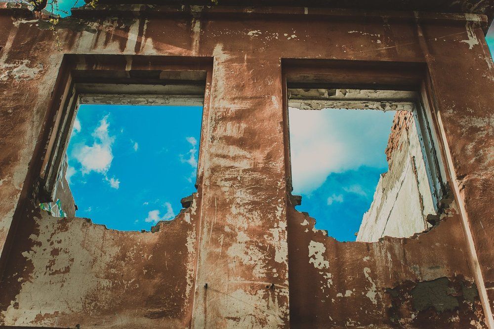 Сквозь вековую стену