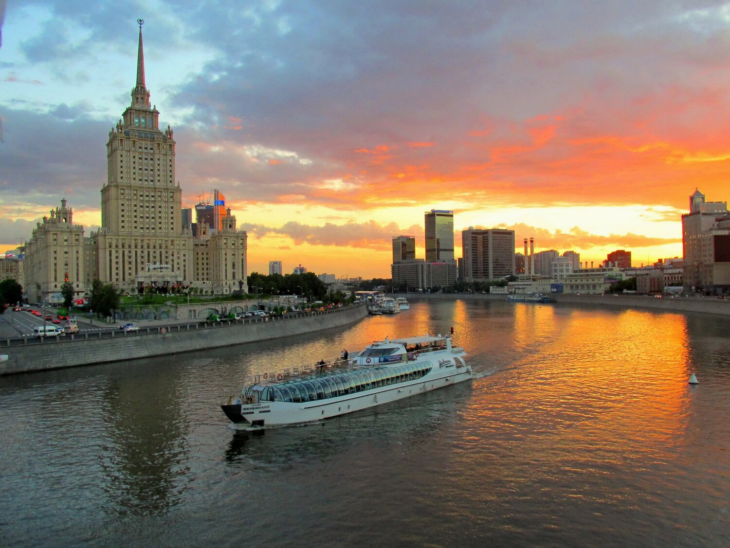 Закат над рекой Москвой