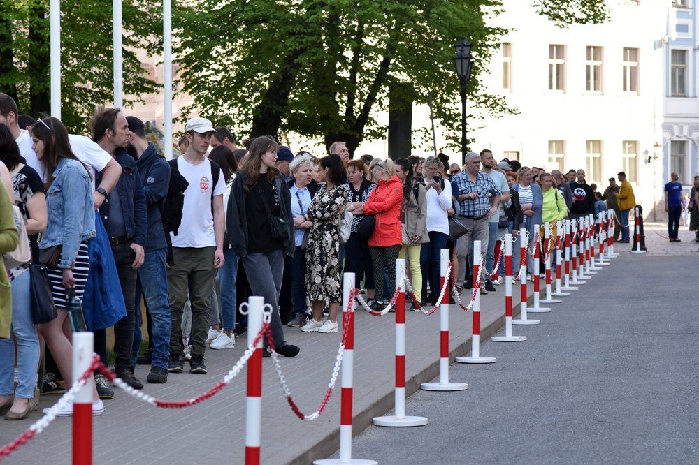 Queue to the Presidential Palace. Очередь в Президентский Дворец.