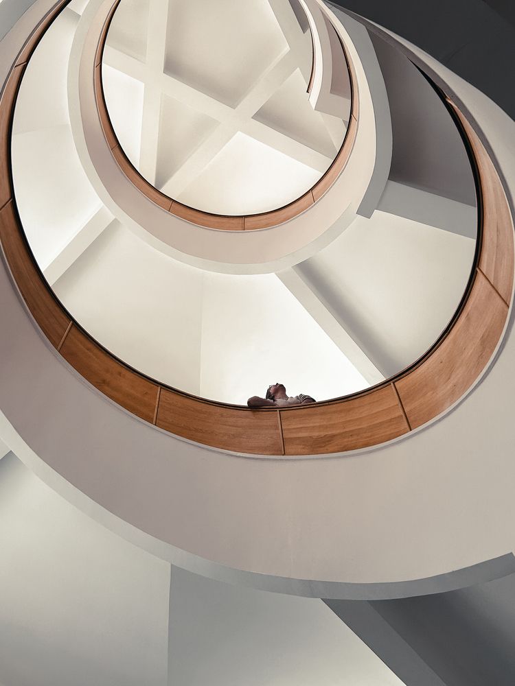 Женщина на лестнице