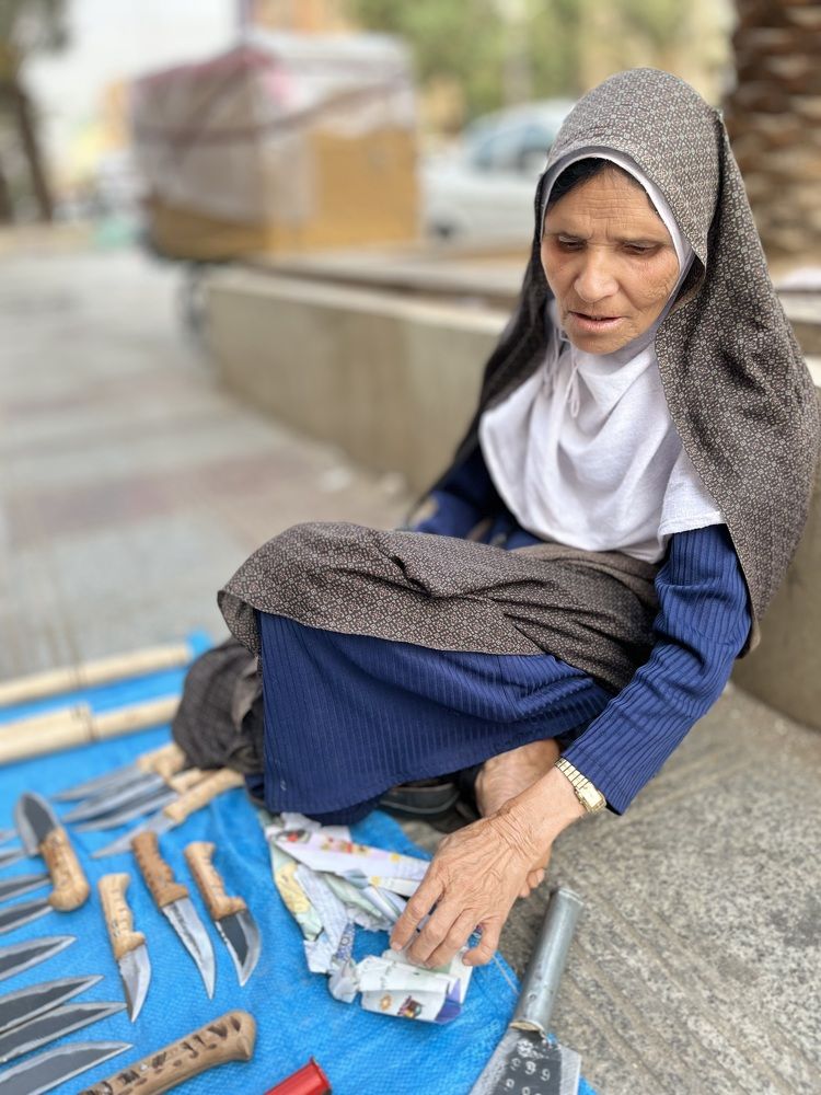 The women who sells knives