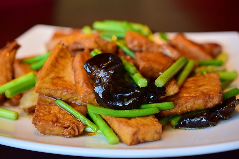 Тофу со стрелками чеснока и древесными грибами