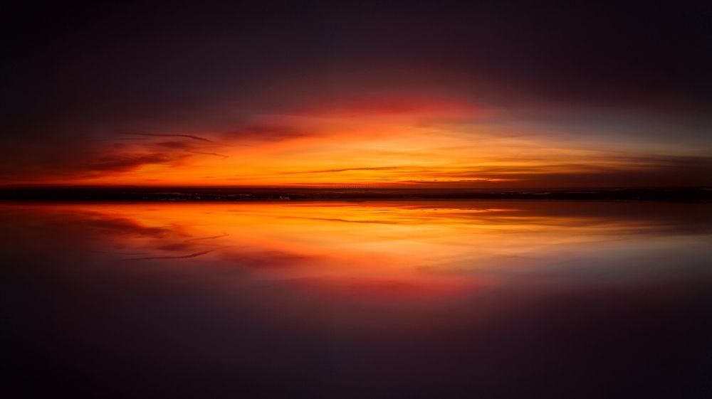 Зеркальное отражение заката в воде