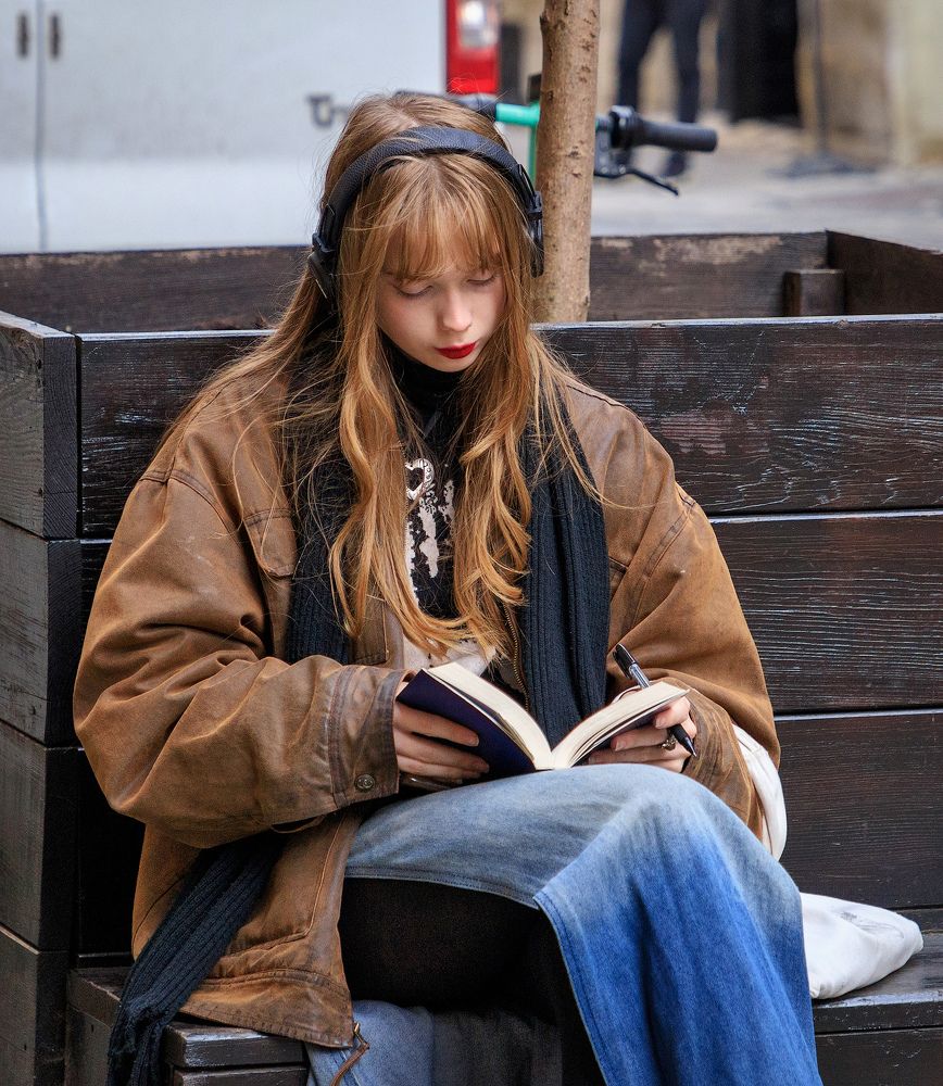 Девушка с книгой