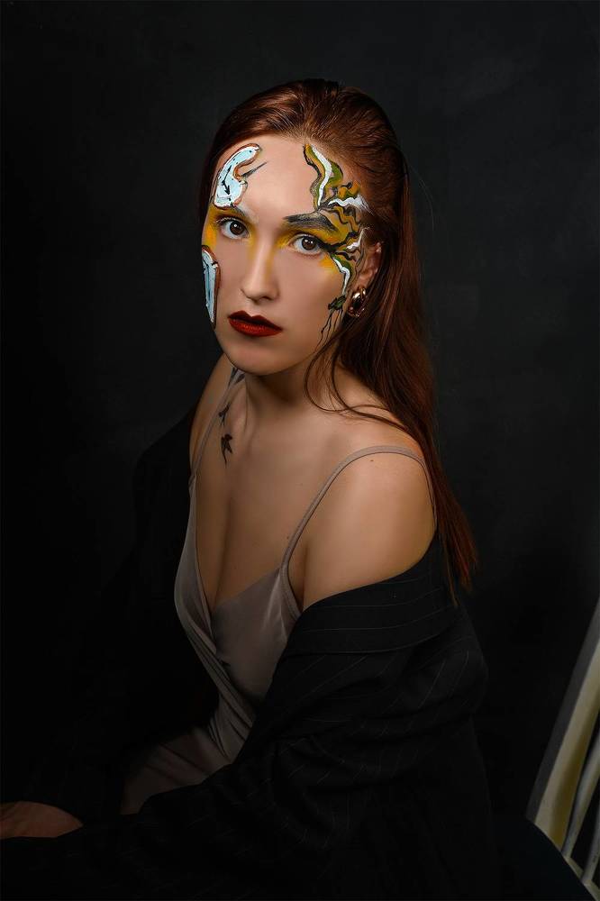 На лицах девушке портреты художников