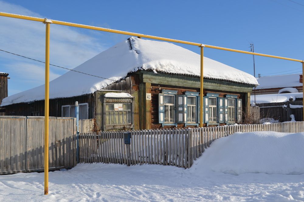 Домик с окнами в сад.