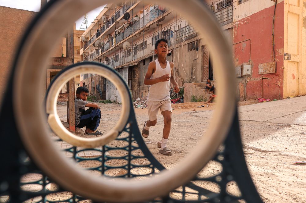 the calm and the movement of children in the street