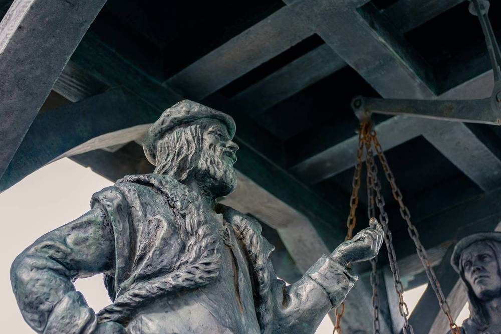 Скульптура «Городские часы». Минск. Республика Беларусь.