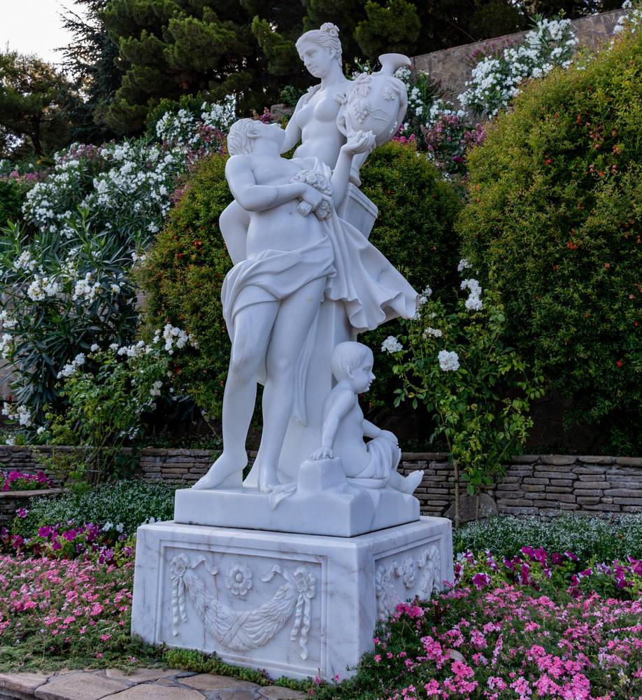 Статуи античной мифологии.