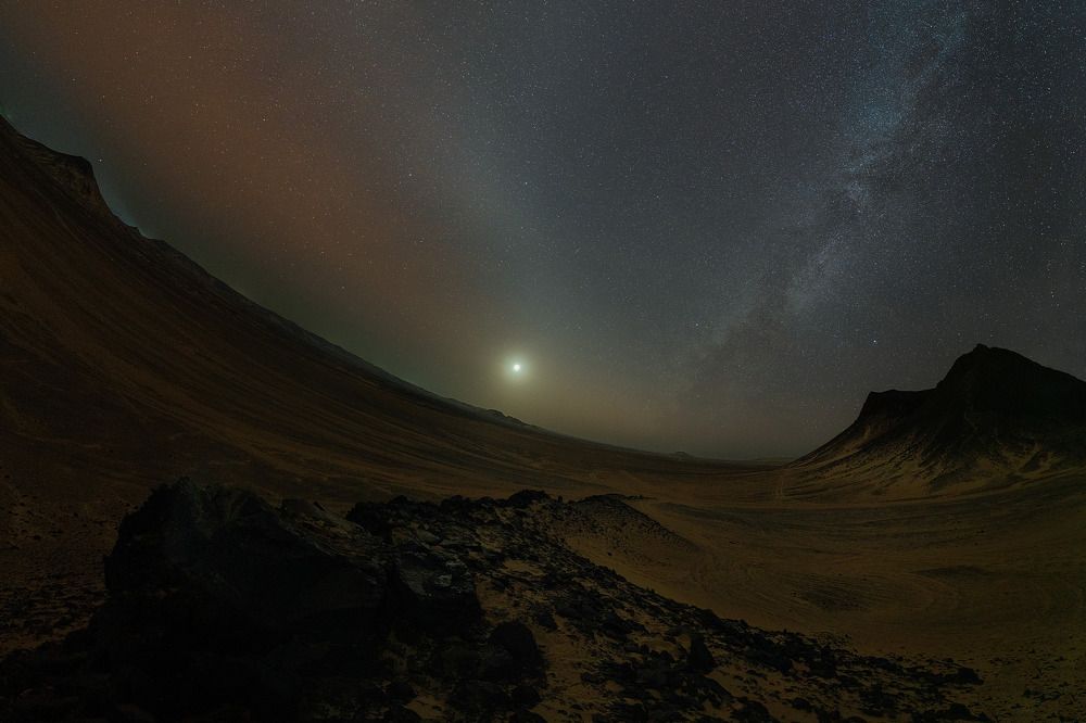 Disturbing twilight of the Black desert