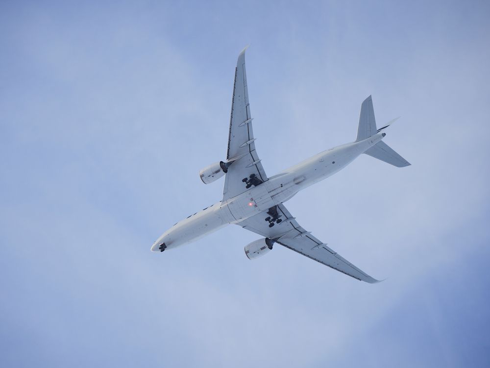 Лайнер над головой.