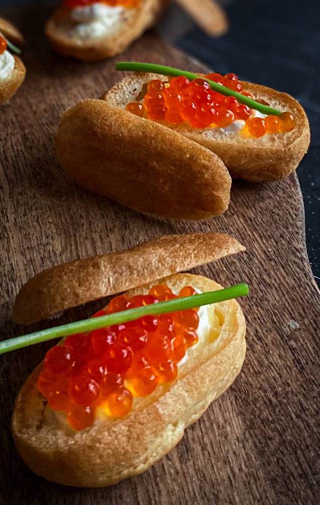 Эклер с икрой