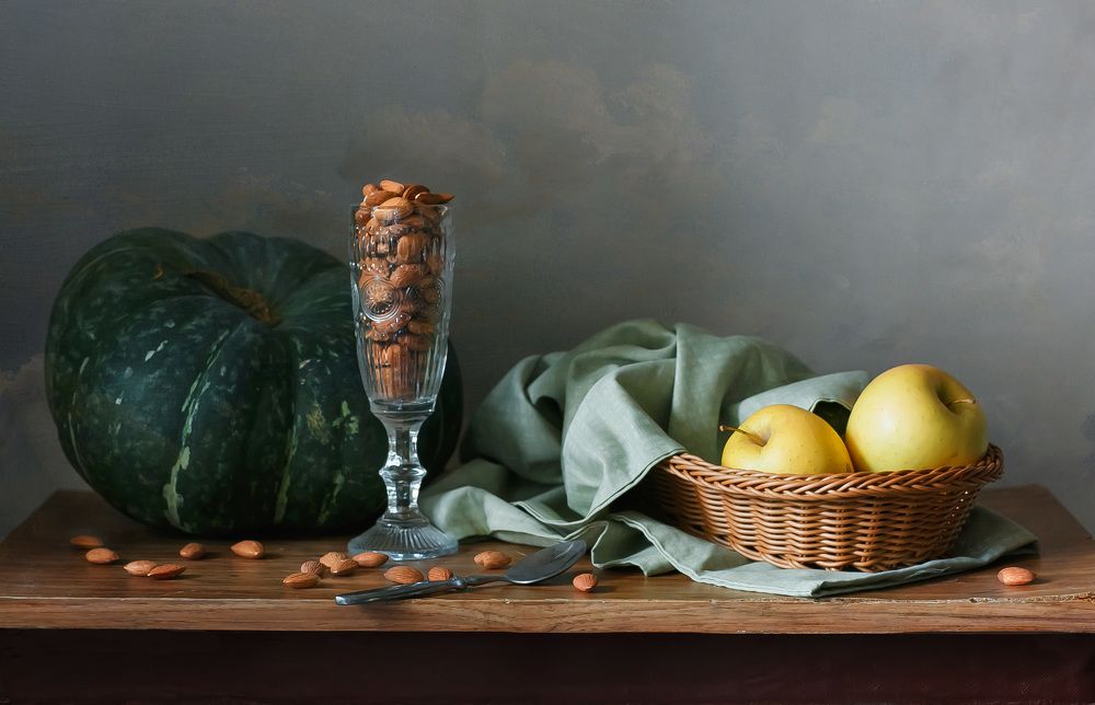 Натюрморт с яблоками и миндалем