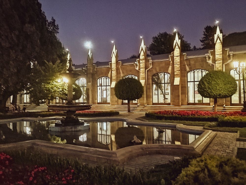 Нарзанная галерея в Кисловодске вечером.