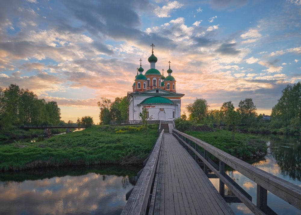 Храм в час летнего заката.
