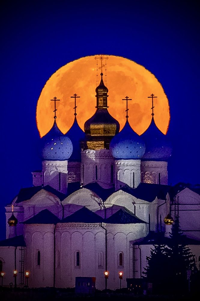 Луна в городе