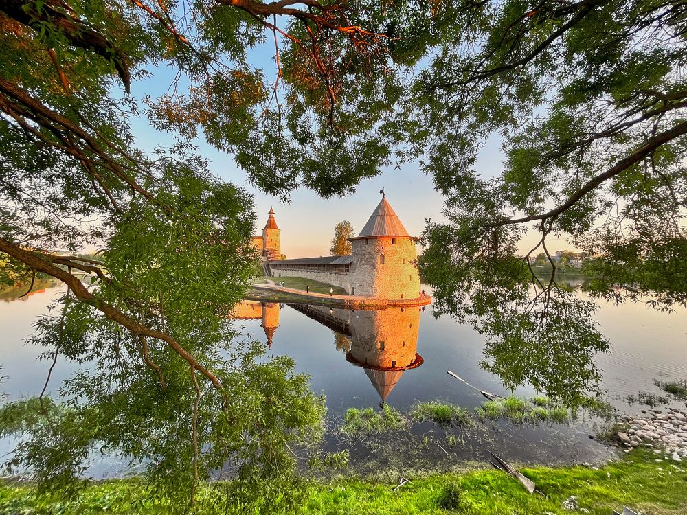 Вдоль берега весенней Псковы