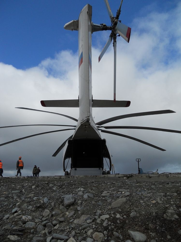 Транспортный вертолет МИ-26Т на загрузке!