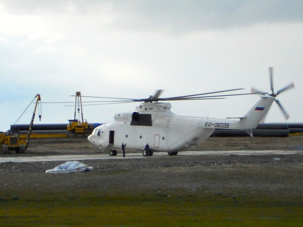 Транспортный вертолет МИ-26Т на форсаже